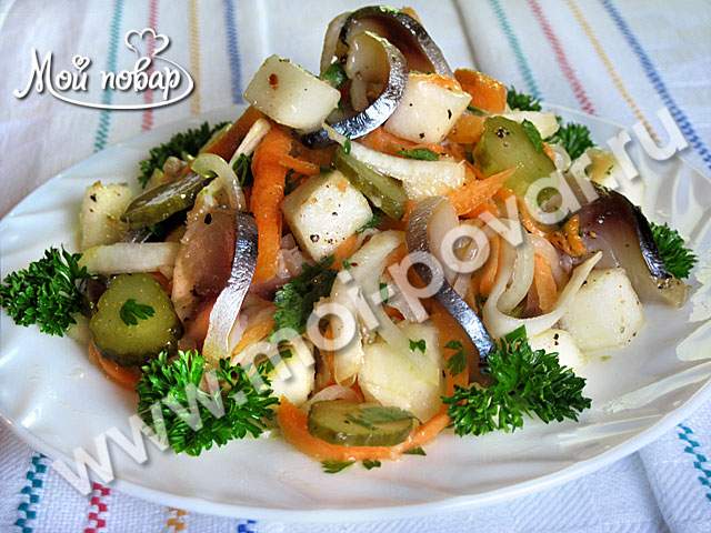 Салат из копченой скумбрии со свеклой и картофелем