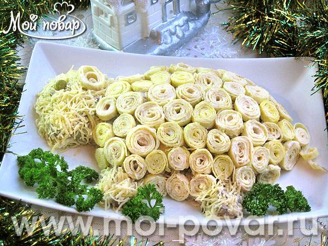 Рецепт Кукурузный салат с яичными блинчиками и ветчиной