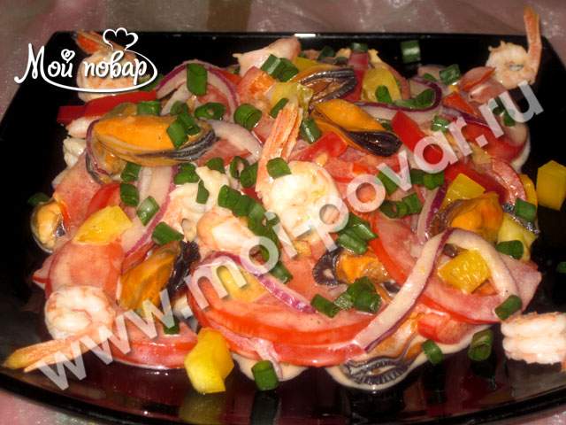 Вкусный салат с креветками мидиями и кальмарами