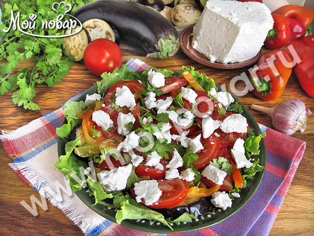 Рецепт: Салат из помидоров, огурцов с маринованной брынзой или фетой
