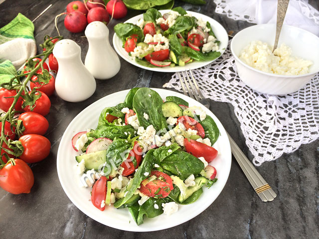 Салат с творогом и помидорами