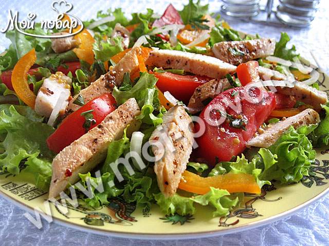 Салат с курицей, огурцами, помидорами и сыром
