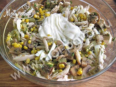 Салат из куриного филе, грибов шампиньонов, кукурузы и лука простой рецепт пошаговый