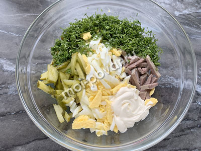 Вкусный, питательный и сытный салат из языка со свежим огурцом